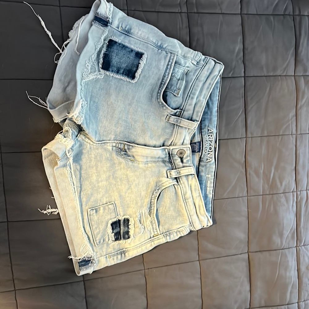 Women’s size 1 mid rise shorts